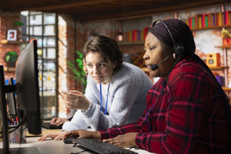 Lucrătoare de formare specializată la bord în centre de asistență telefonică royalty free stock photos