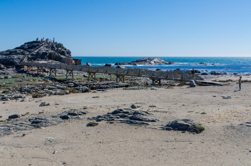 Luderitz Namibia, Lipiec, - 09 2014: Drewniany przejście prowadzi do Diaz punktu na skałach przy morzem na Luderitz półwysepie obrazy stock Luderitz Namibia, Lipiec, - 09 2014: Drewniany przejście prowadzi do Diaz punktu na skałach przy morzem na Luderitz półwysepie obrazy stock