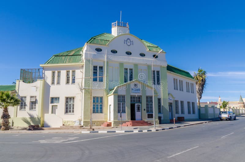 Luderitz, Namíbia - 8 de julho de 2014: Construção colonial histórica da estação de trem de épocas coloniais alemãs fotografia de stock Luderitz, Namíbia - 8 de julho de 2014: Construção colonial histórica da estação de trem de épocas coloniais alemãs fotografia de stock