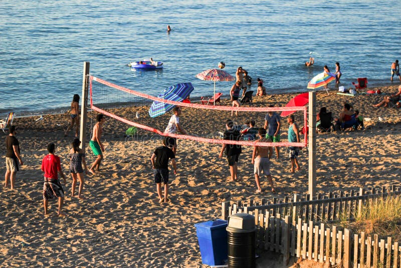Ludzie bawić się siatkówkę na plaży fotografia royalty free Ludzie bawić się siatkówkę na plaży fotografia royalty free