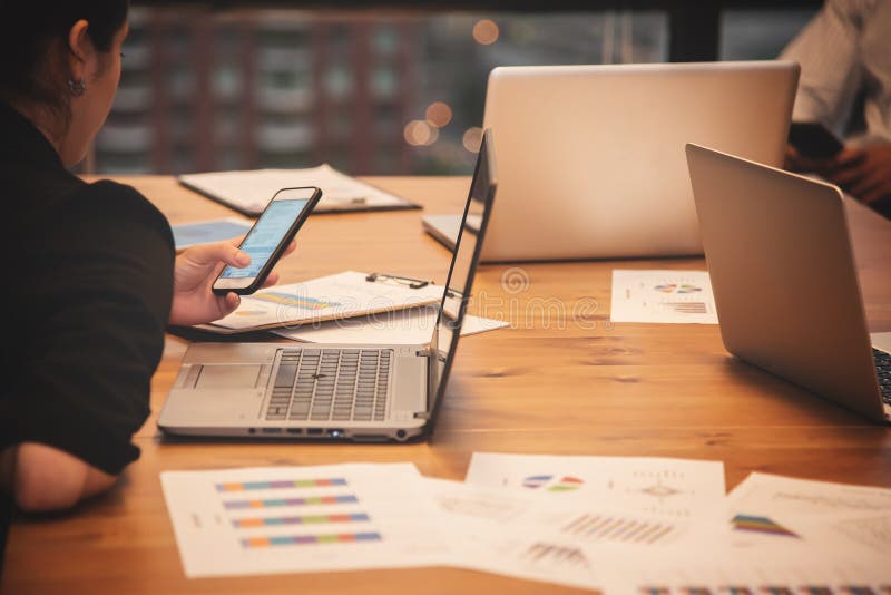 Ludzie biznesu areszt przy sądzie telefonu z laptopami zdjęcia stock Ludzie biznesu areszt przy sądzie telefonu z laptopami zdjęcia stock