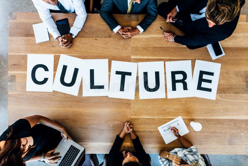 Ludzie biznesu dyskutuje nad pracy kulturą w spotkaniu