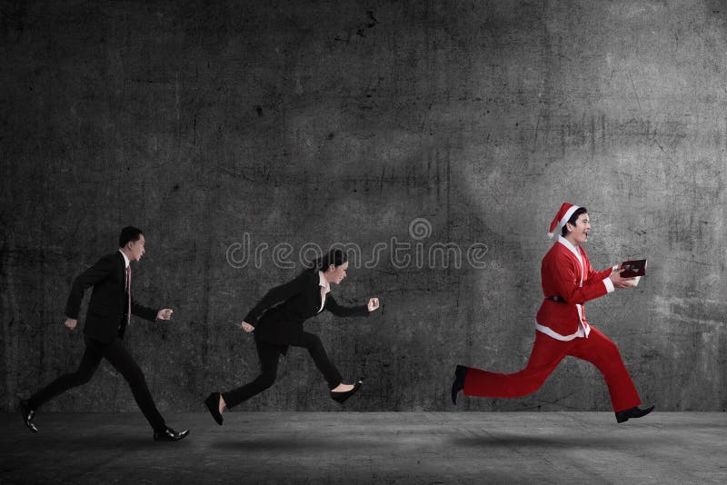 Ludzie biznesu goni Santa Claus obrazy stock Ludzie biznesu goni Santa Claus obrazy stock