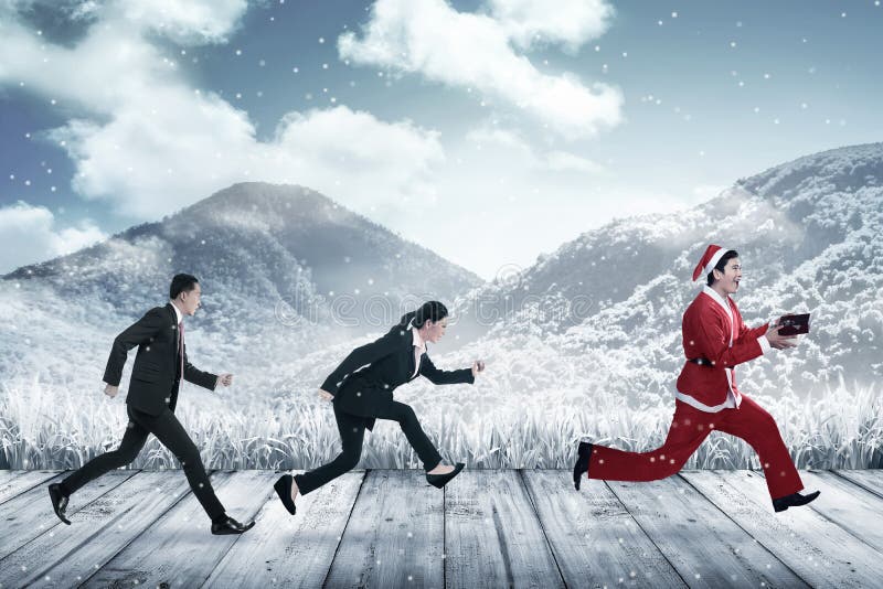 Ludzie biznesu goni Santa Claus obraz stock Ludzie biznesu goni Santa Claus obraz stock
