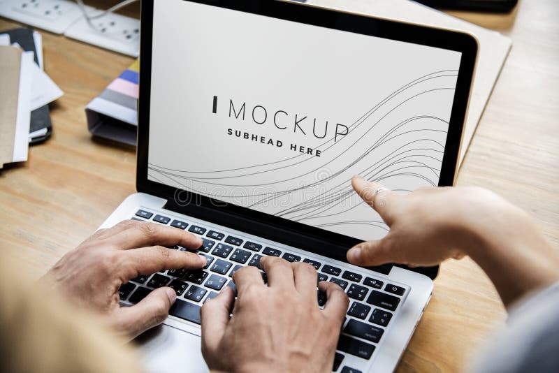 Ludzie biznesu pracuje na laptopie z parawanowym mockup fotografia stock