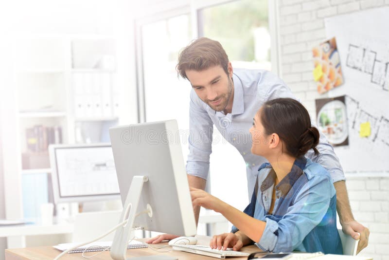 Ludzie biznesu pracuje odesktop komputer obraz stock Ludzie biznesu pracuje odesktop komputer obraz stock