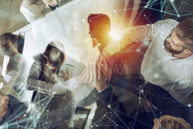 Ludzie biznesu stawia ich ręki wpólnie Pojęcie rozpoczęcie, integracja, praca zespołowa i partnerstwo, podwójny narażenia obrazy stock Ludzie biznesu stawia ich ręki wpólnie Pojęcie rozpoczęcie, integracja, praca zespołowa i partnerstwo, podwójny narażenia obrazy stock