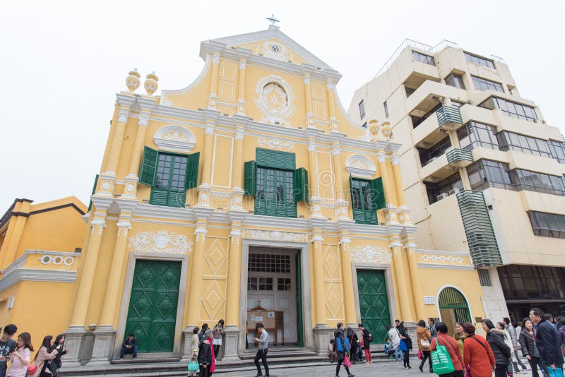 Ludzie chodzi wokoło kościół St Dominic (Domingos) Largo robi Senado w Macau fotografia royalty free Ludzie chodzi wokoło kościół St Dominic (Domingos) Largo robi Senado w Macau fotografia royalty free