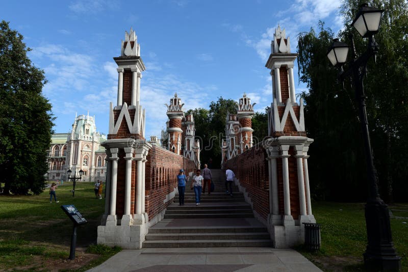 Ludzie chodzą na obliczającym moście w Moskwa stanu dziejowej i architektonicznej rezerwie «Tsaritsyno « obrazy royalty free Ludzie chodzą na obliczającym moście w Moskwa stanu dziejowej i architektonicznej rezerwie «Tsaritsyno « obrazy royalty free