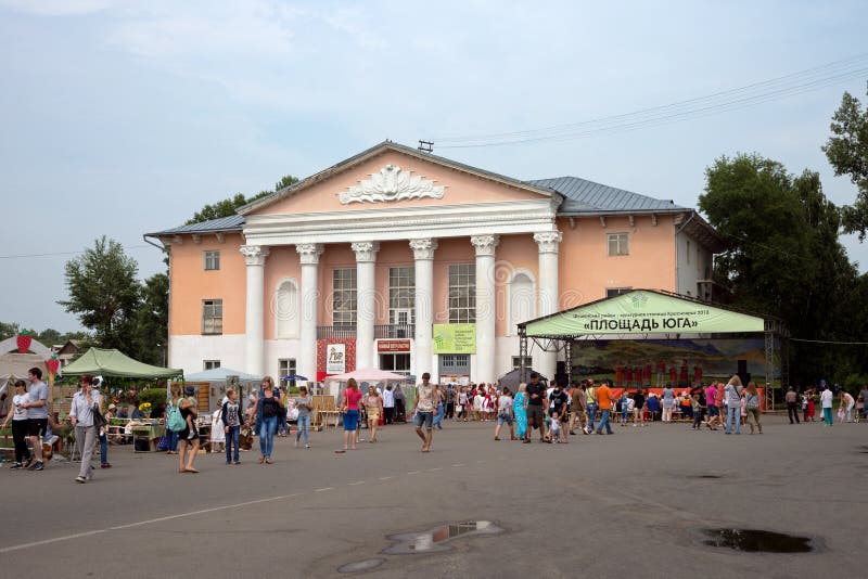 Ludzie chodzą w kwadracie przed domem kultura w głównym placu przy Międzynarodowym festiwalu ` światem Syberia ` zdjęcia royalty free Ludzie chodzą w kwadracie przed domem kultura w głównym placu przy Międzynarodowym festiwalu ` światem Syberia ` zdjęcia royalty free