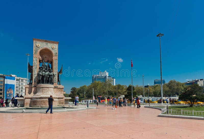 Ludzie chodzą wokoło republika zabytku przy Taksim kwadratem w Istanbu zdjęcia stock Ludzie chodzą wokoło republika zabytku przy Taksim kwadratem w Istanbu zdjęcia stock