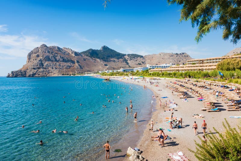 Ludzie cieszy się ich wakacje na Kolymbia plaży Rhodes, Grecja zdjęcie stock Ludzie cieszy się ich wakacje na Kolymbia plaży Rhodes, Grecja zdjęcie stock