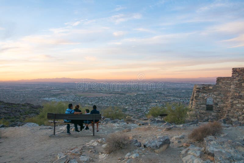 Ludzie cieszy się widok nad Arizona feniksa śródmieściem od gór przy zmierzchem, usa, panorama zdjęcia stock Ludzie cieszy się widok nad Arizona feniksa śródmieściem od gór przy zmierzchem, usa, panorama zdjęcia stock