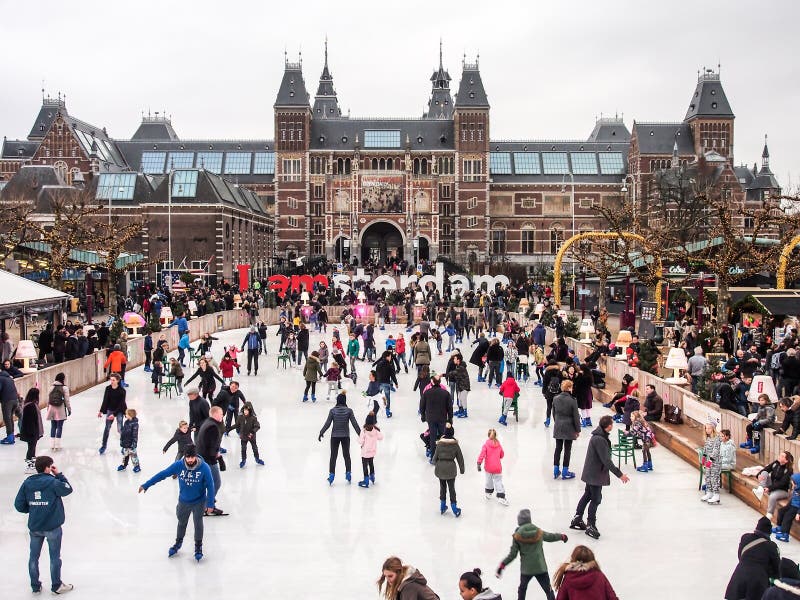Ludzie cieszą się jazda na łyżwach przed Rijksmuseum obrazy stock Ludzie cieszą się jazda na łyżwach przed Rijksmuseum obrazy stock