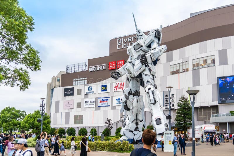 Ludzie fotografują atrakcję Gundam Robot w Odaiba, Tokio obrazy royalty free Ludzie fotografują atrakcję Gundam Robot w Odaiba, Tokio obrazy royalty free
