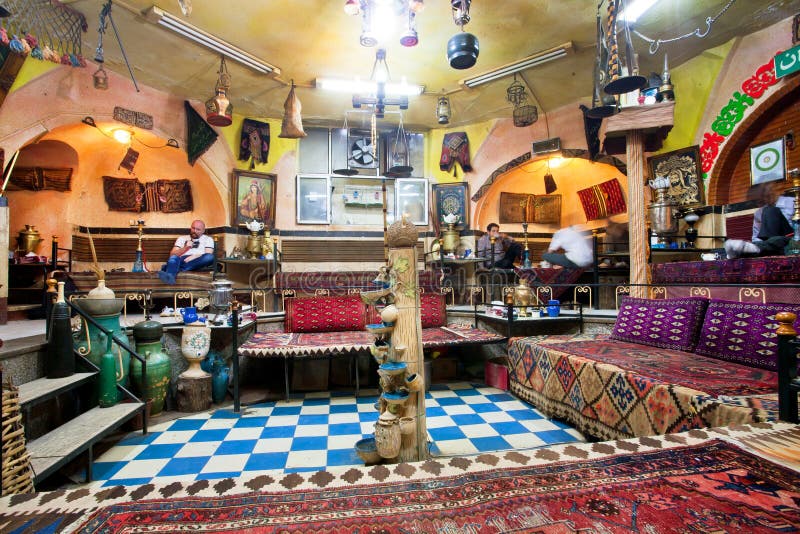 Ludzie gościa restauracji w kawiarnia domu z starymi dywanami, rocznika meble i sztukami, zdjęcia stock Ludzie gościa restauracji w kawiarnia domu z starymi dywanami, rocznika meble i sztukami, zdjęcia stock