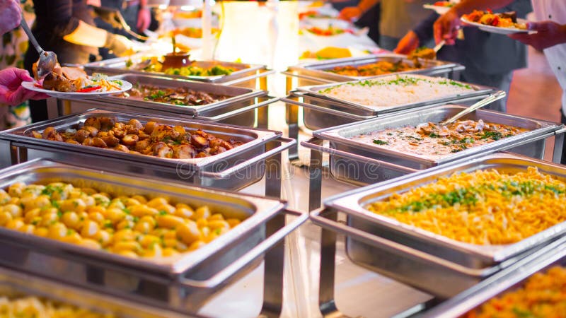 Ludzie grupują cateringu bufeta karmowy salowego w luksusowej restauraci