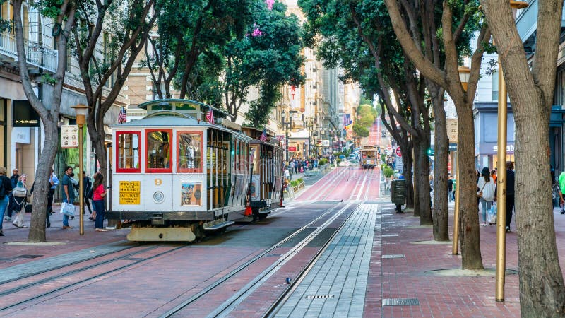 Ludzie jeżdżący samochodem kablowym w San Francisco To najstarszy mechaniczny transport publiczny w Kalifornii fotografia royalty free Ludzie jeżdżący samochodem kablowym w San Francisco To najstarszy mechaniczny transport publiczny w Kalifornii fotografia royalty free