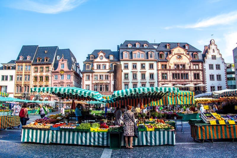 Ludzie które wędrują typowego rynek w starym miasteczku Mainz, Niemcy obraz royalty free