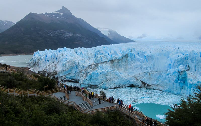 Ludzie na wycieczce przy lodowem Perito Moreno w Patagonia, Argentyna obrazy stock Ludzie na wycieczce przy lodowem Perito Moreno w Patagonia, Argentyna obrazy stock