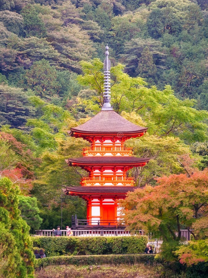 Ludzie odwiedza Koyasu pagodę przy Kiyomizu-dera świątynią w Kyoto fotografia royalty free Ludzie odwiedza Koyasu pagodę przy Kiyomizu-dera świątynią w Kyoto fotografia royalty free