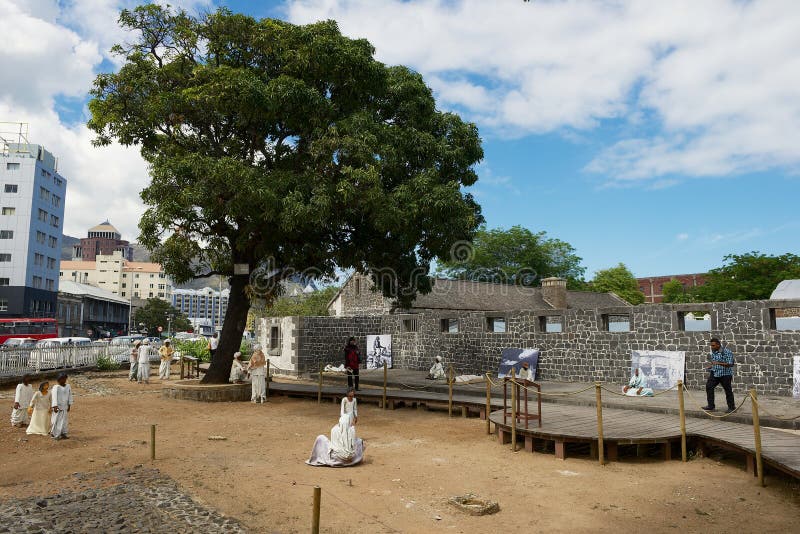 Ludzie odwiedzają Aapravasi Ghat historycznej Imigracyjnej zajezdni budynku kolonialny kompleks w Portowym Louis, Mauritius zdjęcie stock Ludzie odwiedzają Aapravasi Ghat historycznej Imigracyjnej zajezdni budynku kolonialny kompleks w Portowym Louis, Mauritius zdjęcie stock