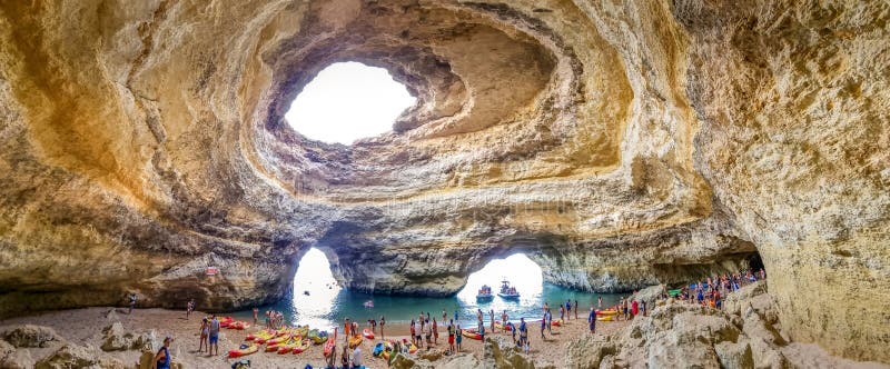 Ludzie odwiedzający jaskinię benagil algarve portugal zdjęcie stock
