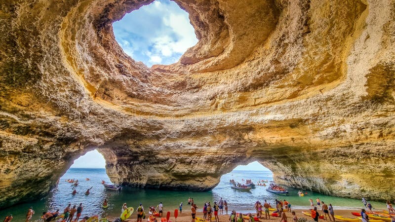 Ludzie odwiedzający jaskinię benagil w algarve portugal zdjęcie stock