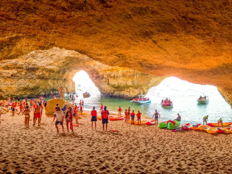 Ludzie odwiedzający jaskinię benagil w algarve portugal zdjęcie stock