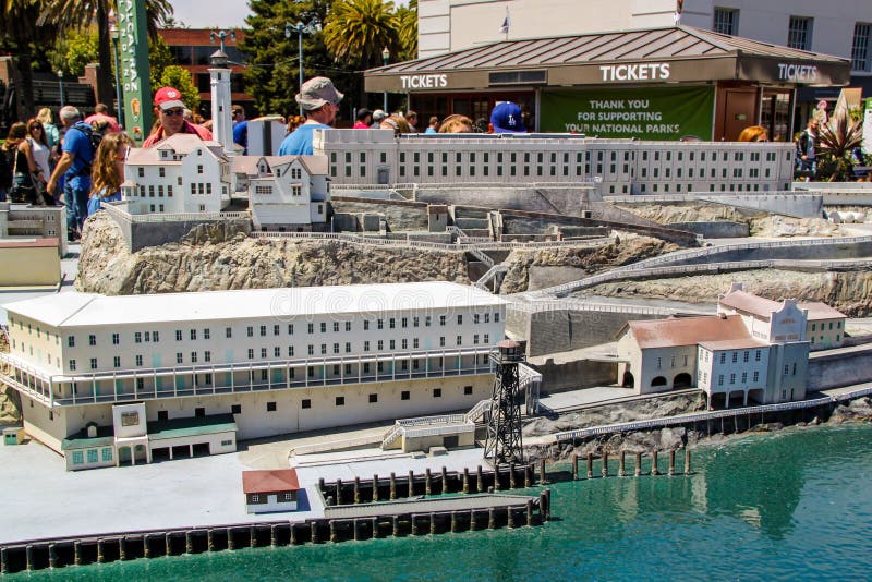 Ludzie patrzeje nad pięknym sławnym Alcatraz więzieniem modelują USA San francisco obrazy royalty free Ludzie patrzeje nad pięknym sławnym Alcatraz więzieniem modelują USA San francisco obrazy royalty free