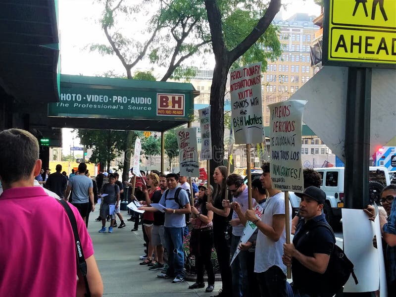 Ludzie protestuje z znakami dzwoni dla wygaśnięcia psuć w rękach na zewnątrz B&H fotografii sklepu w Manhattan obraz royalty free Ludzie protestuje z znakami dzwoni dla wygaśnięcia psuć w rękach na zewnątrz B&H fotografii sklepu w Manhattan obraz royalty free