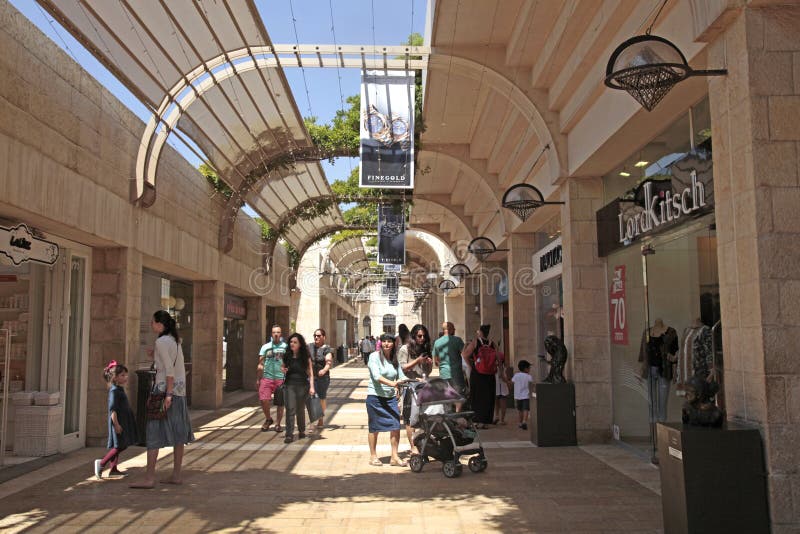 Ludzie przy nowożytnym Mamilla zakupy centrum handlowym w Jerozolima, Izrael fotografia stock Ludzie przy nowożytnym Mamilla zakupy centrum handlowym w Jerozolima, Izrael fotografia stock