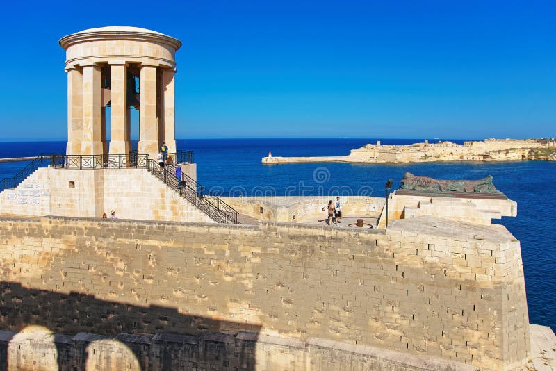Ludzie przy Oblężniczym Dzwonkowym pomnikiem przy Christopher bastionem Valletta Ma zdjęcie royalty free
