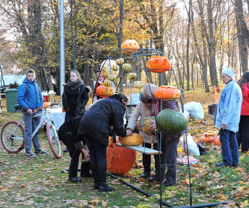 Ludzie przygotowywa dla Halloween świętują, Lithuania zdjęcie stock Ludzie przygotowywa dla Halloween świętują, Lithuania zdjęcie stock