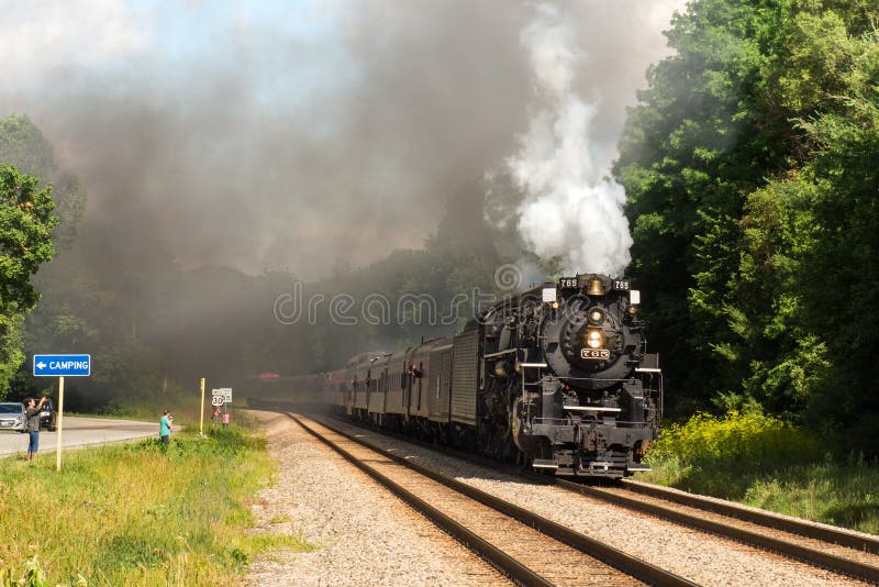 Ludzie railfanning omijanie nikla talerza droga 765 fotografia stock Ludzie railfanning omijanie nikla talerza droga 765 fotografia stock