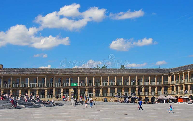 Ludzie relaksuje na odprowadzeniu przez kwadrat Halifax kawałka sala w zachodzie i krokach - Yorkshire fotografia royalty free Ludzie relaksuje na odprowadzeniu przez kwadrat Halifax kawałka sala w zachodzie i krokach - Yorkshire fotografia royalty free