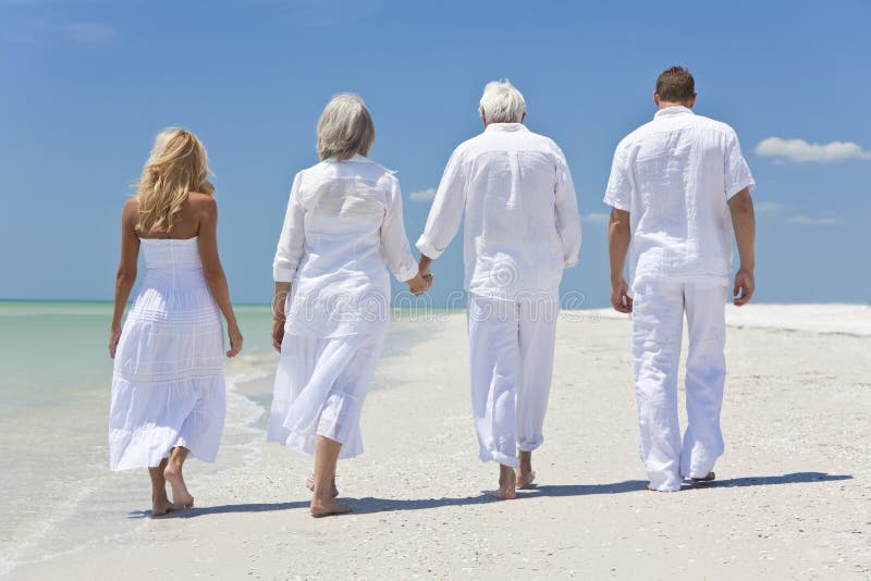 Ludzie Seniorów Pokoleń Rodzinnego Odprowadzenia Na Plaży obrazy stock Ludzie Seniorów Pokoleń Rodzinnego Odprowadzenia Na Plaży obrazy stock