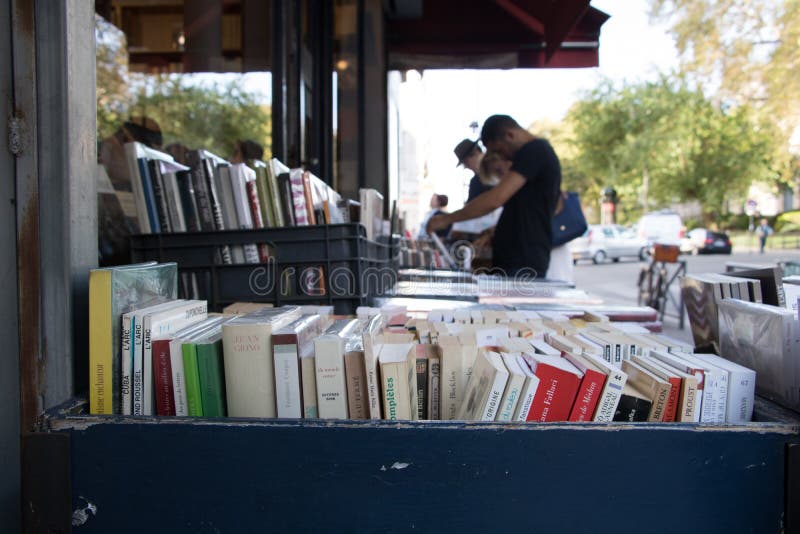 Ludzie sprawdza używać francuza rezerwują przy plenerowym statywowym bookstore w środkowym Paryż fotografia stock Ludzie sprawdza używać francuza rezerwują przy plenerowym statywowym bookstore w środkowym Paryż fotografia stock