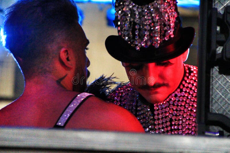 Ludzie tanczy dobrego czas i ma w Gay Pride paradzie w Alicante obraz royalty free Ludzie tanczy dobrego czas i ma w Gay Pride paradzie w Alicante obraz royalty free