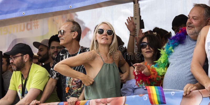 Ludzie uczęszcza Gay Pride na pławiku paradują także znają jako Christopher dnia Uliczny CSD w Monachium, Niemcy obraz royalty free