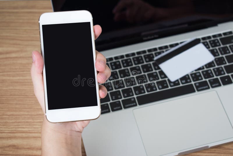 Ludzie u?ywaj? smartphones p?aci? przez karty kredytowej umieszczaj?cej na laptopie na drewnianym stole koncepcja finansowego zdjęcie stock Ludzie u?ywaj? smartphones p?aci? przez karty kredytowej umieszczaj?cej na laptopie na drewnianym stole koncepcja finansowego zdjęcie stock