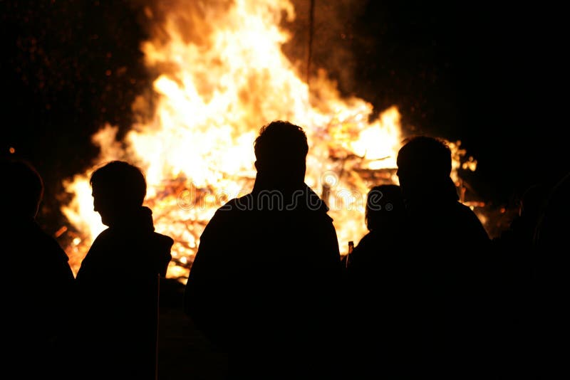 Ludzie w frontowej płonącej woodpile niemiec tradyci