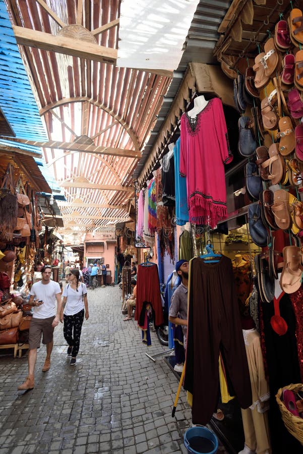 Ludzie w rynku w Marrakesh, Maroko. Niewiadomi ludzie w rynku, Sierpień 08, 2015 w Marrakesh, Maroko (souk) (souk) Tradycyjny Berber rynek jest jeden znacząco przyciągania miasto Marrakesh, Maroko