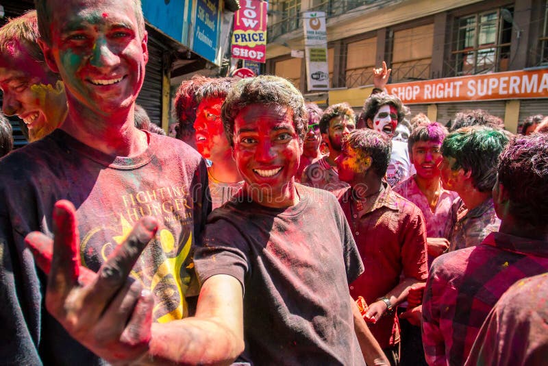 Ludzie zakrywający w farbie na Holi festiwalu, Kathmandu, Nepal obrazy royalty free Ludzie zakrywający w farbie na Holi festiwalu, Kathmandu, Nepal obrazy royalty free