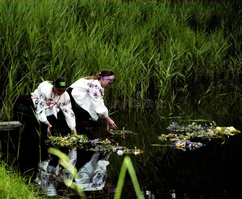 Ludzie świętują wakacje Ivana Kupala na naturalnej naturze zdjęcia stock Ludzie świętują wakacje Ivana Kupala na naturalnej naturze zdjęcia stock