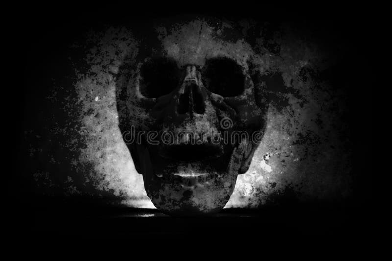 Ludzka czaszki głowa na plamy ciemnego czerni tle - Stary straszny grunge czaszki rocznika styl fotografia stock Ludzka czaszki głowa na plamy ciemnego czerni tle - Stary straszny grunge czaszki rocznika styl fotografia stock