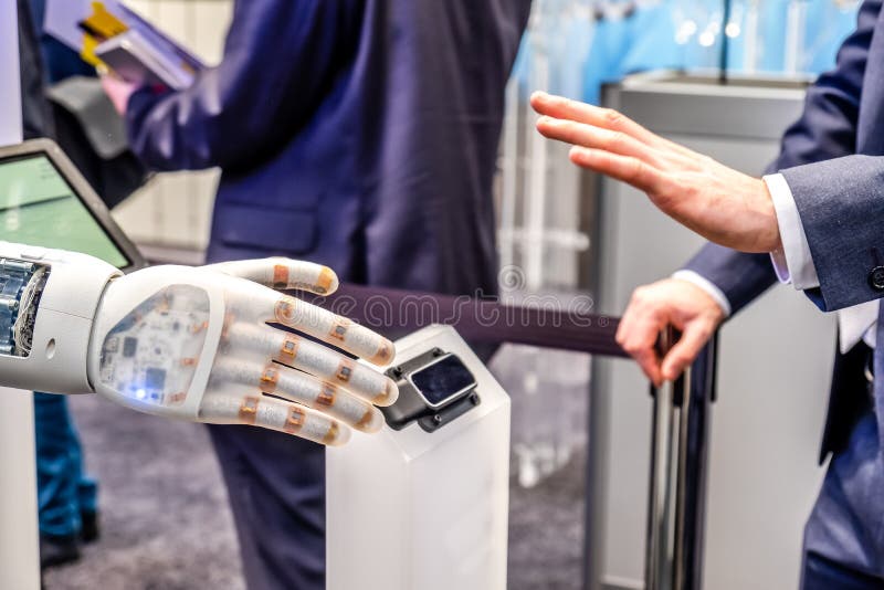 Ludzka r?ka i robot jako symbol zwi?zek mi?dzy technologi? lud?mi i sztuczn? inteligencj? zdjęcia stock Ludzka r?ka i robot jako symbol zwi?zek mi?dzy technologi? lud?mi i sztuczn? inteligencj? zdjęcia stock