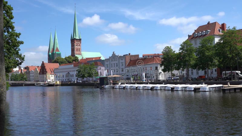 Luebeck, vue sur la ville depuis la riviÃ¨re