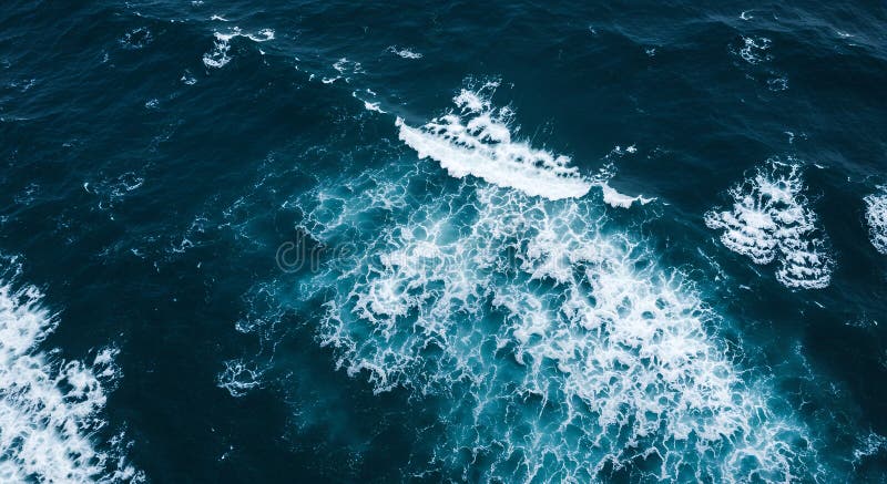 Luftaufnahme der Ocean Waves Whitecaps und tiefe blaue Wassertextur. Ozeanwellen weißern und tiefblaue Wasserstruktur aus Sicht der Luft