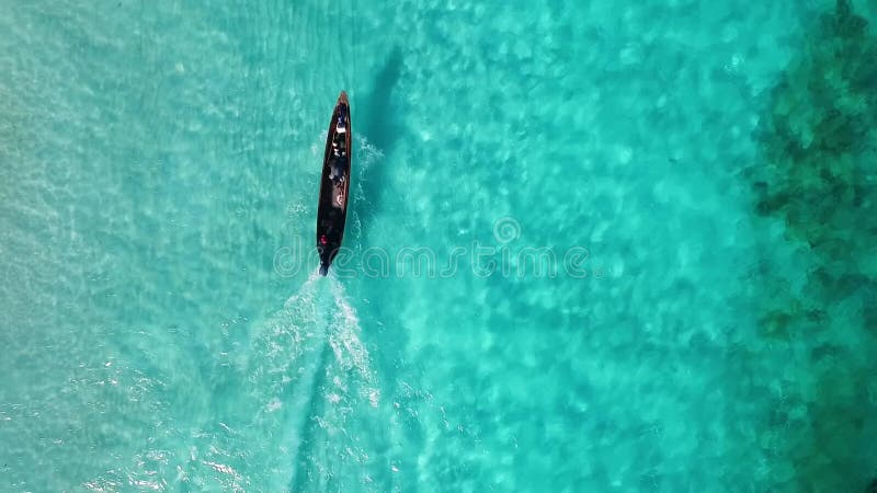 Luftaufnahme des Fischerbootes entlang der Küste von Sansibar